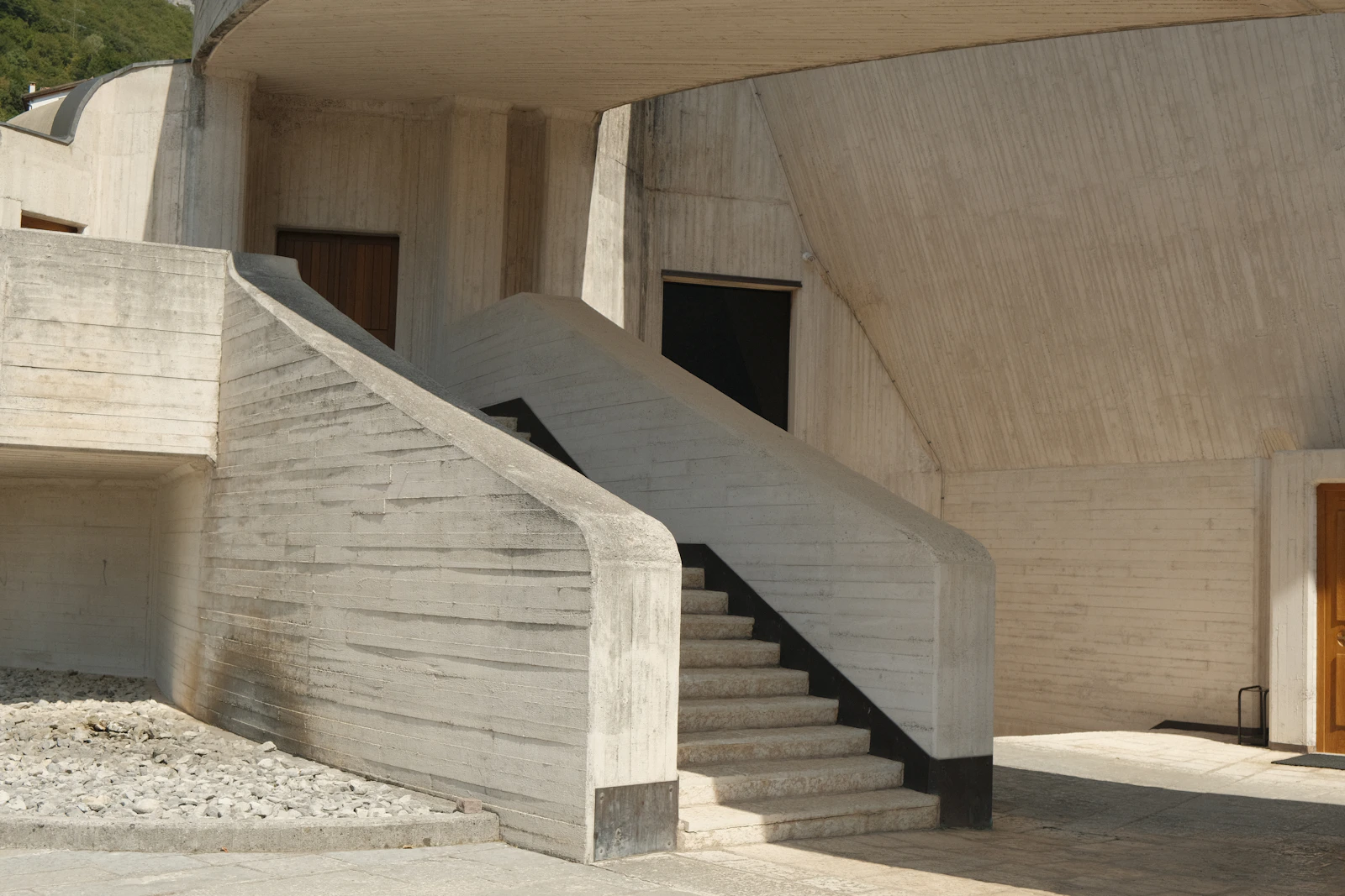 Estudo de arquitetura em concreto com escada escultural